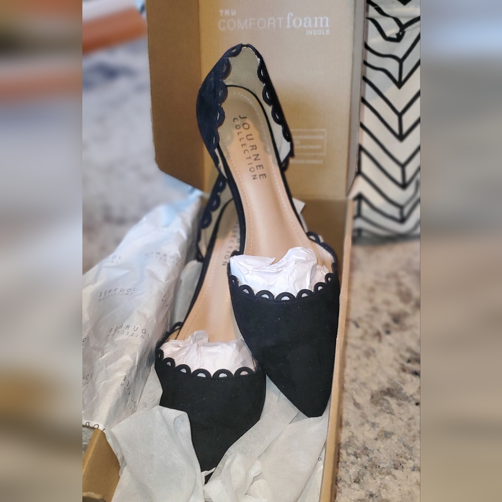 Journee Collection Black Scalloped Suede Flats